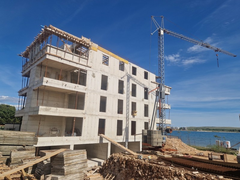 Apartmanház Povljanában, Pag szigetén