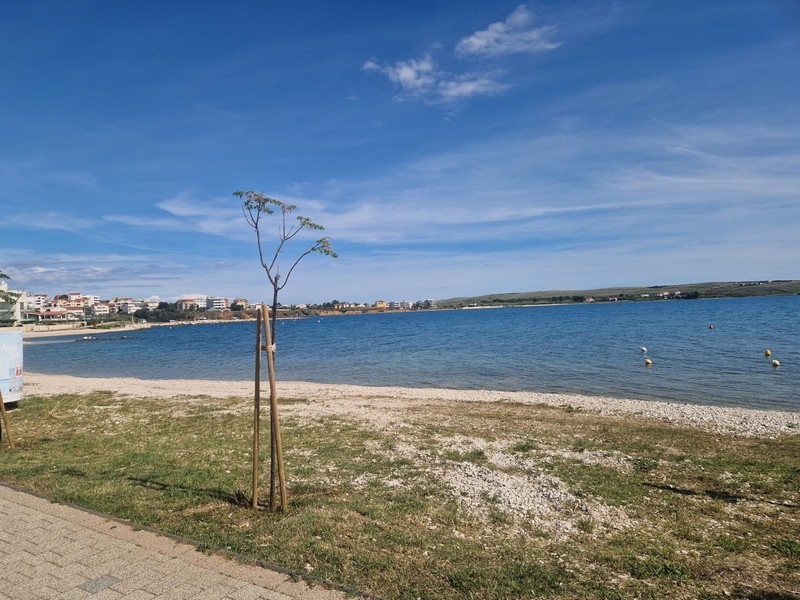Tengerparti sétány és strand Povljanában