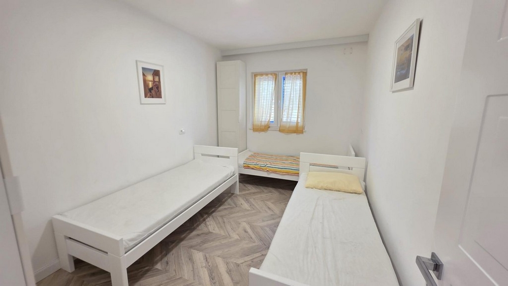 Hálószoba egyszemélyes ággyal