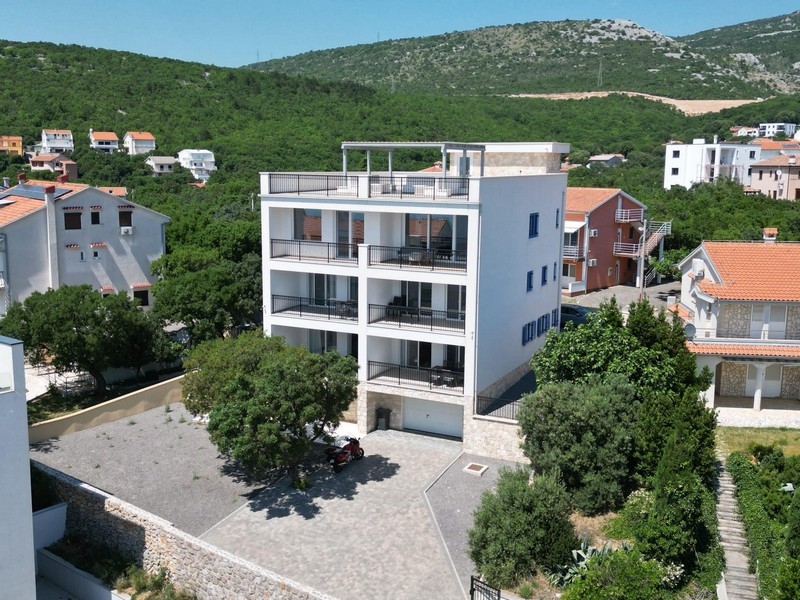 Apartmanház parkolóhellyel és tetőterasszal
