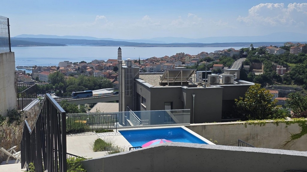Medence panorámás kilátással a tengerre