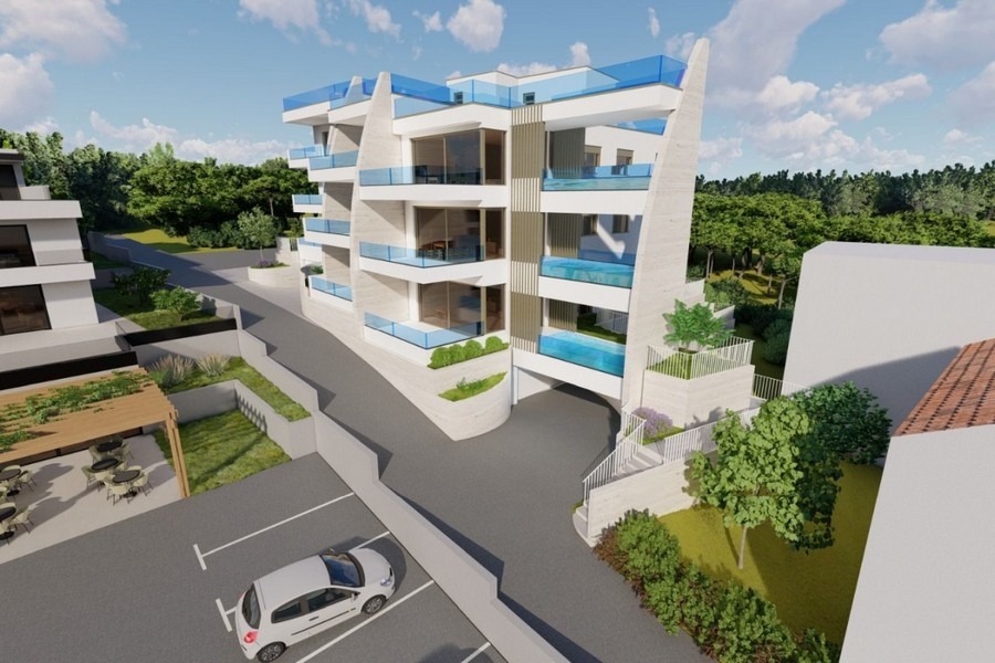 Apartmanház kerttel és szabadtéri területtel