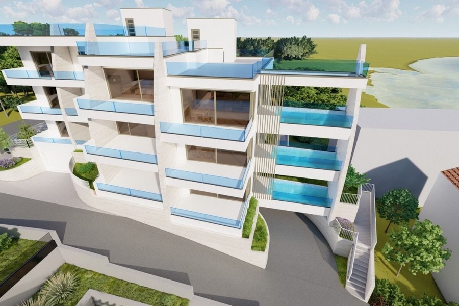 Oldalnézetből a tenger melletti erkélyes apartmanházra