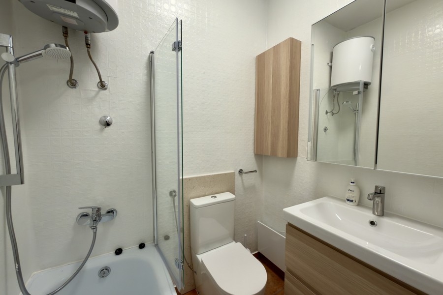 Fürdőszoba káddal, zuhanyzóval és WC-vel