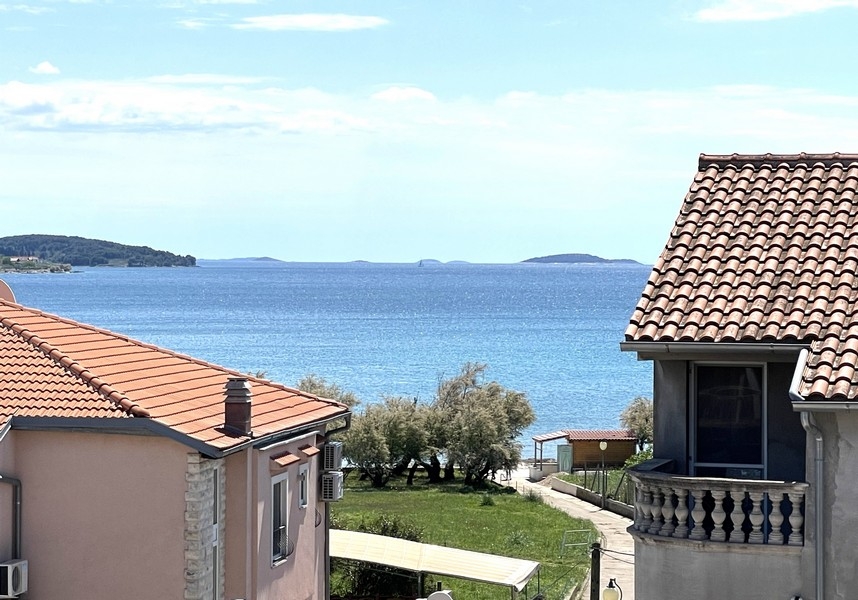 Tengerre néző kilátással az Adriai-tengerre Vodice közelében