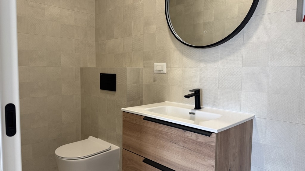 Modern fürdőszoba mosdóval és WC-vel