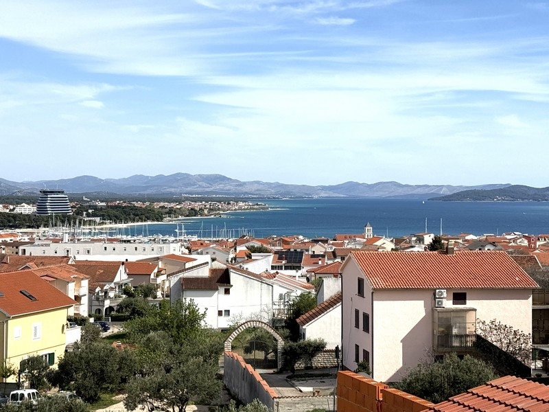 Panorámás kilátás a tengerre és Vodice kikötőjére