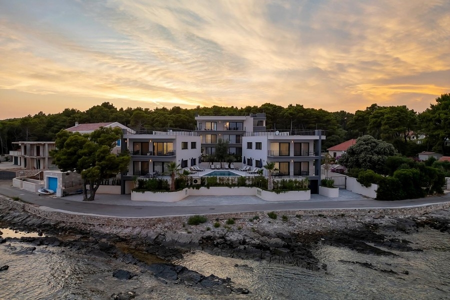 Naplemente a tenger mellett Hvar szigetén
