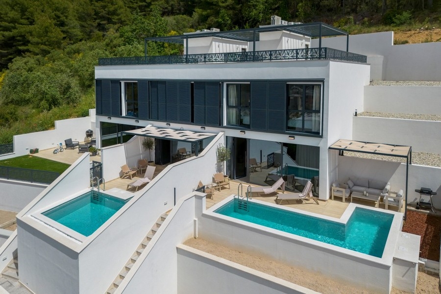 Modern luxusvilla medencével és kerttel