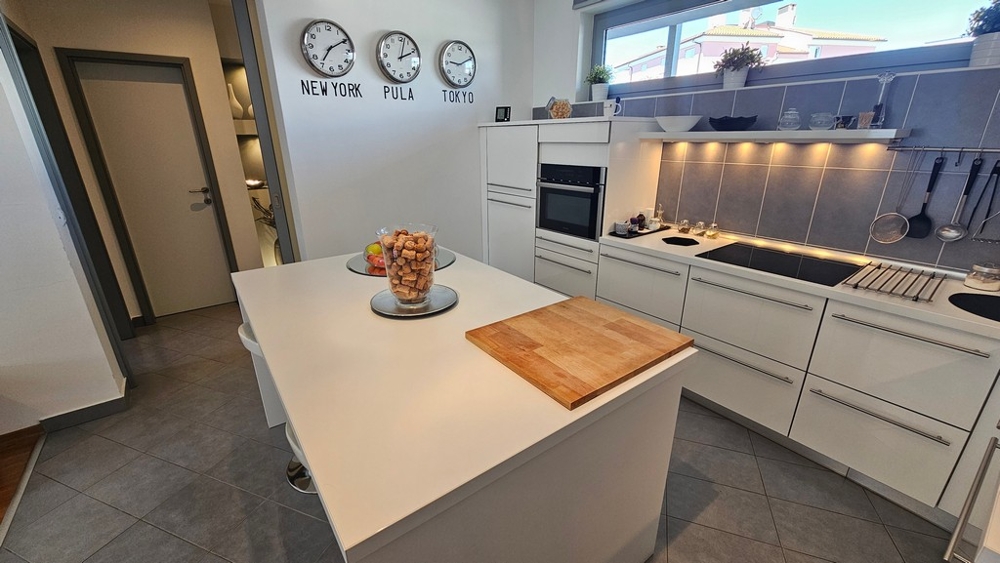 Az apartman konyhaszigete Novigradban