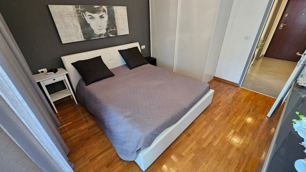 Hálószoba a tengerre néző apartmanban Novigrad