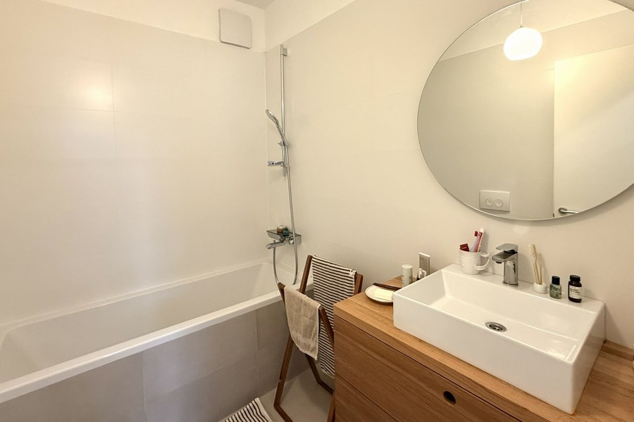 Modern fürdőszoba káddal