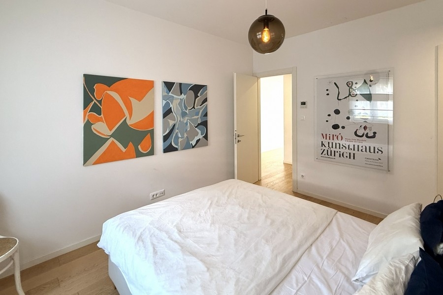 Hálószoba modern falkialakítással