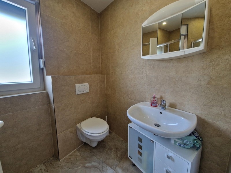 Fürdőszoba WC-vel és mosdóval