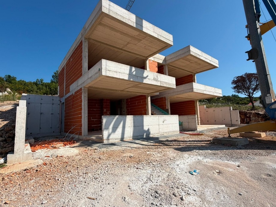 Az apartmanház szerkezetkész állapotban, daruval
