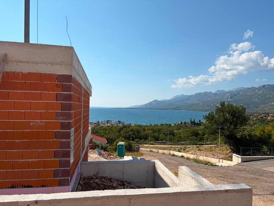 Kilátás az Adrián át a Velebit-hegységre