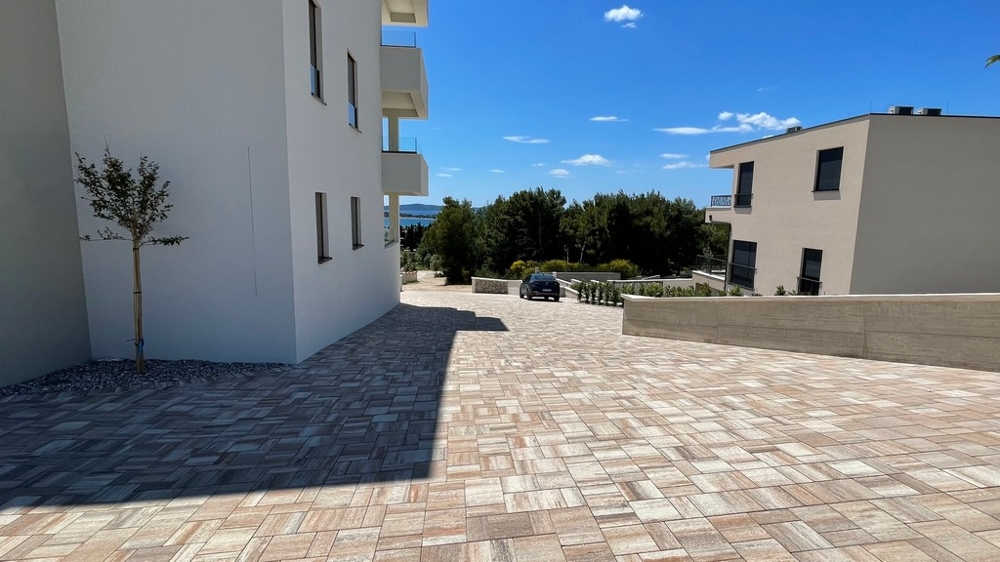 Új építésű apartman tengerre néző kilátással Vodicében, Horvátországban