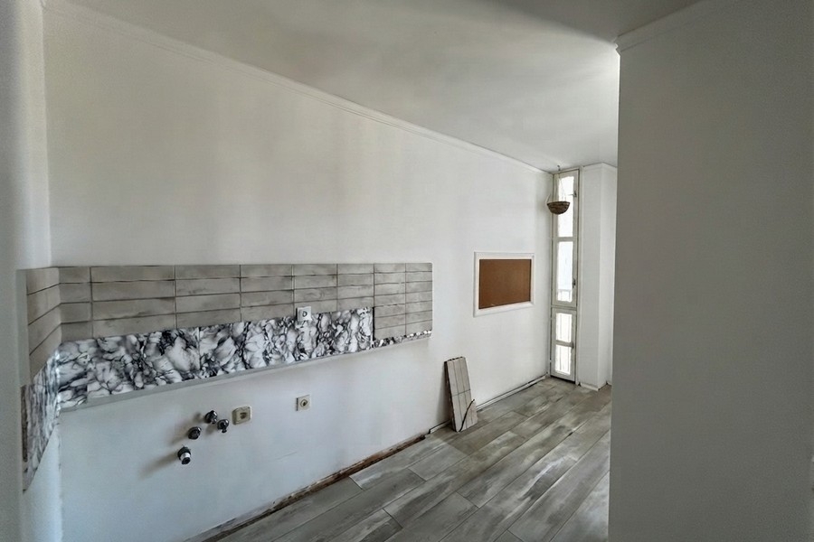 Főzőhely csempézett falú és ablakkal