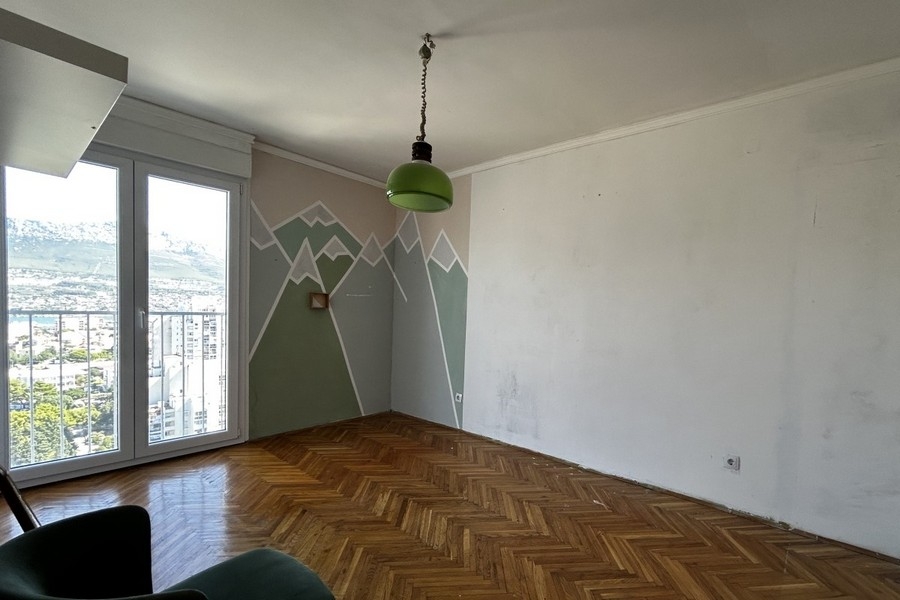 Szoba parkettával és erkéllyel Splitben