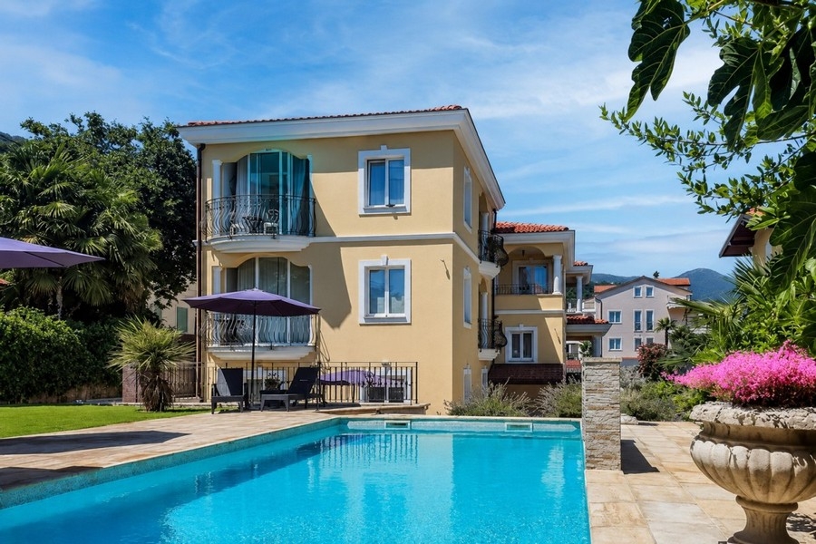Villa medencével és kerttel Horvátországban
