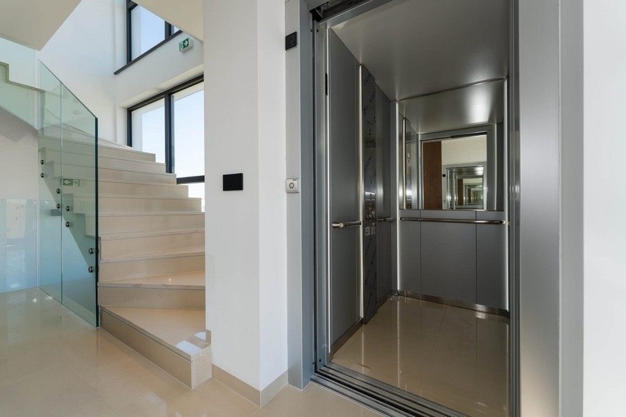 Lift és lépcsőház a tetőtérben