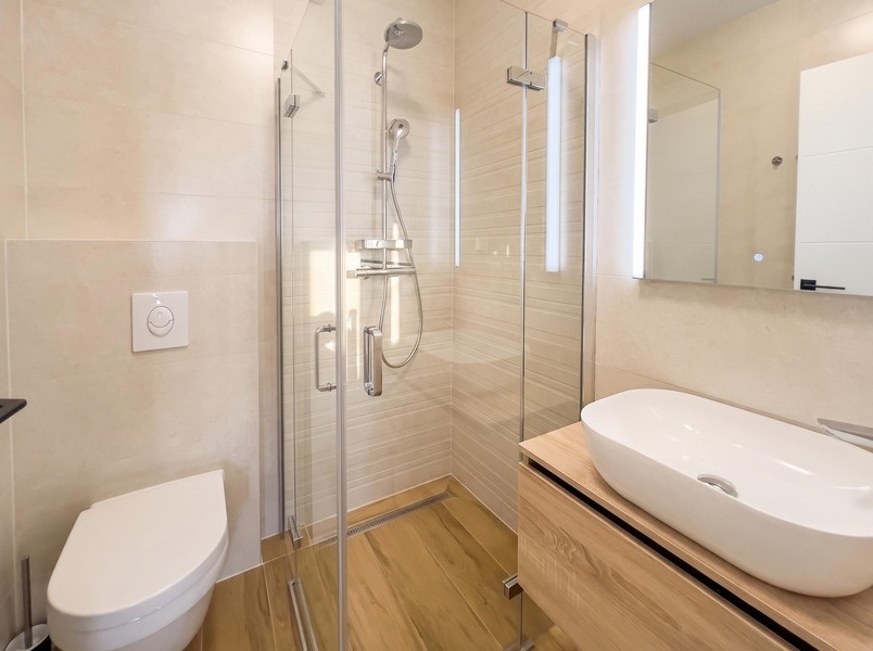 Fürdőszoba zuhanyzóval és WC-vel