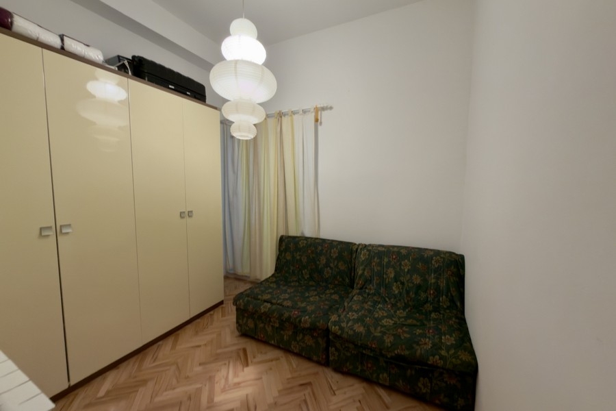 Hálószoba gardróbbal és kanapéval