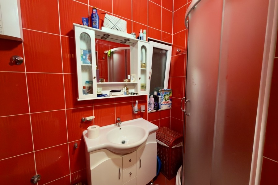 Fürdőszoba zuhanyzóval és mosdóval