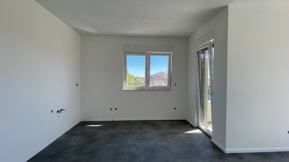 Kilátás a hálószobából az A4073 apartman világos nappalijába