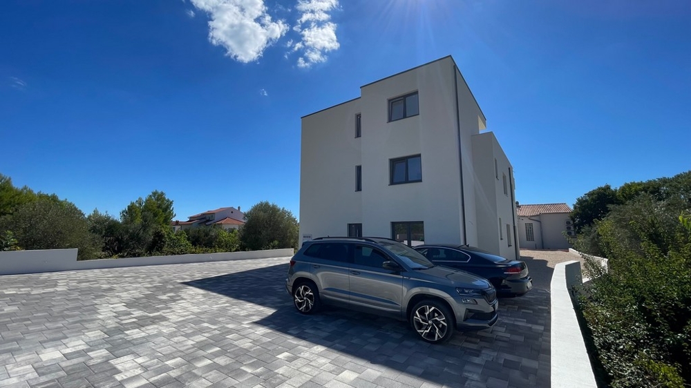Fürdőszoba zuhanyzóval, függő WC-vel és mosdóval az A4073 apartmanban