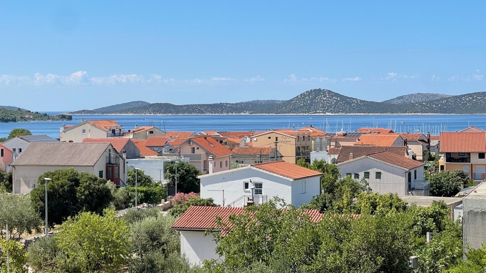 Tengerre néző kilátás a horvátországi Vodice háztetőire