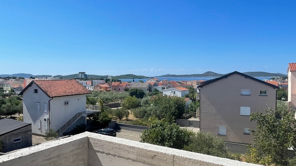 Kilátás az új épületből Vodice felett a tenger felé
