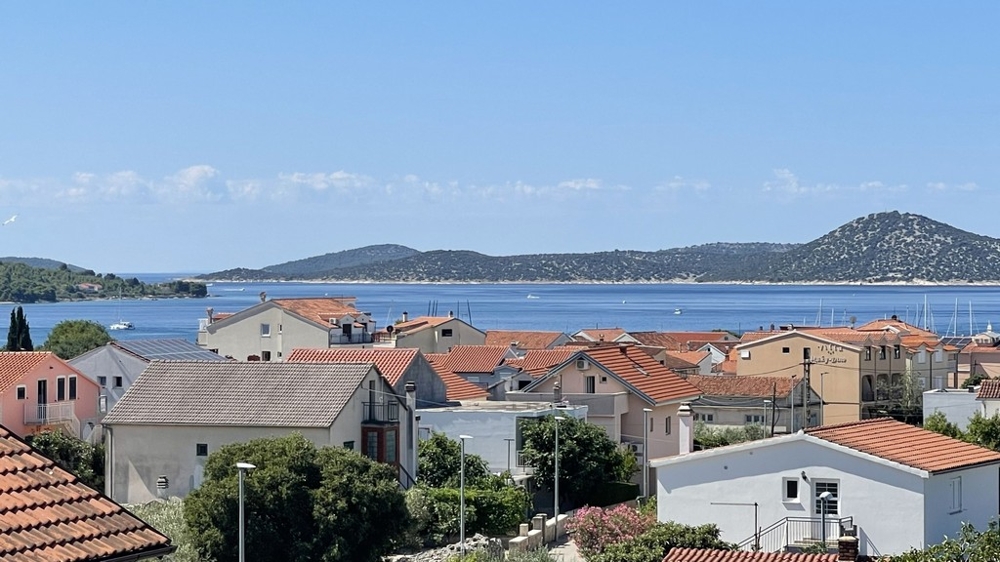 Kilátás a tengerre és a Vodice melletti tengeri szigetekre