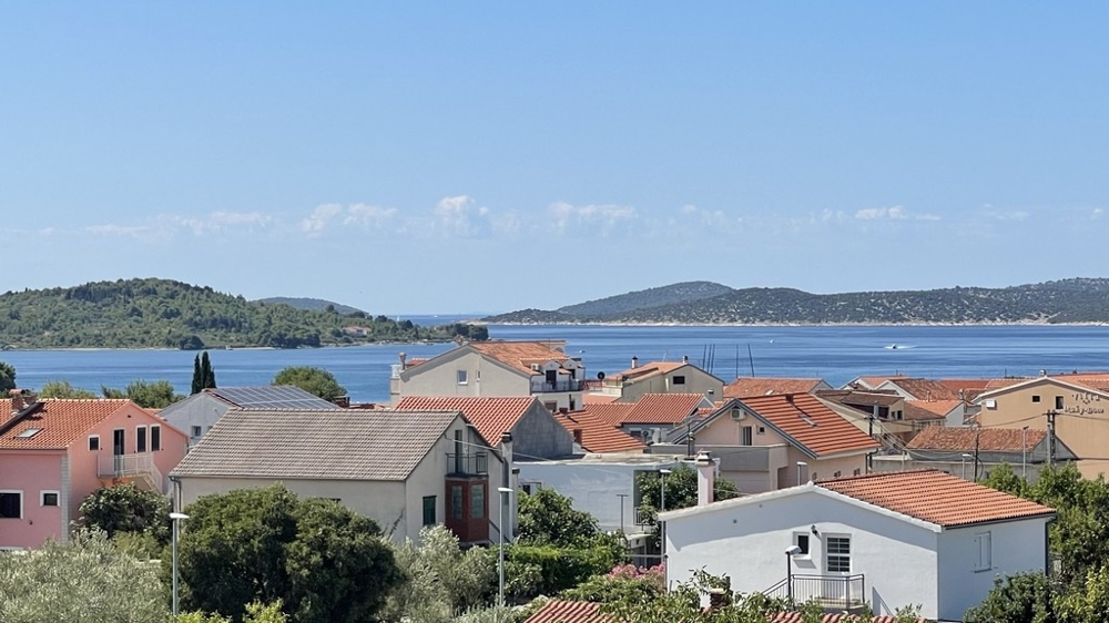 Tengerre néző kilátással a szigetre panorámával az apartmanból Vodice Horvátországban