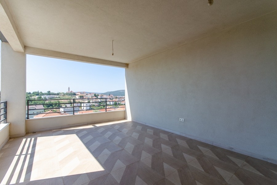 Napos loggia halszálkás padlóval és kilátással a tengerre