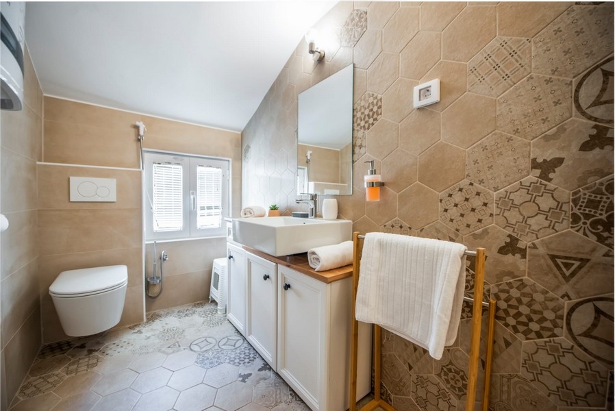 Fürdőszoba zuhanyzóval, mosdóval és WC-vel
