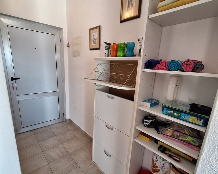 A lakás bejárata polcokkal