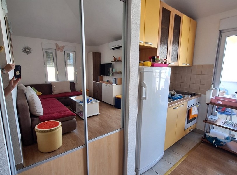 Nappali konyhával egy apartmanban Horvátországban