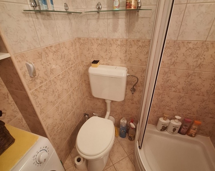 Fürdőszoba zuhanyzóval, WC-vel és mosógéppel