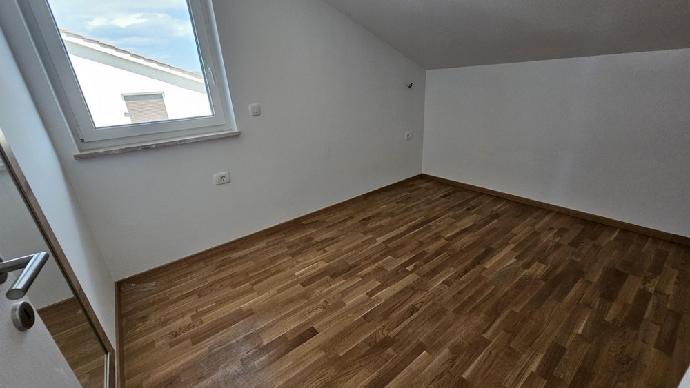Hálószoba tetőablakkal és parkettával