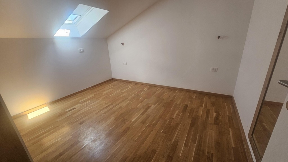 Szoba tetőablakkal és fapadlóval