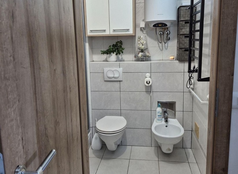 Fürdőszoba WC-vel és bidével