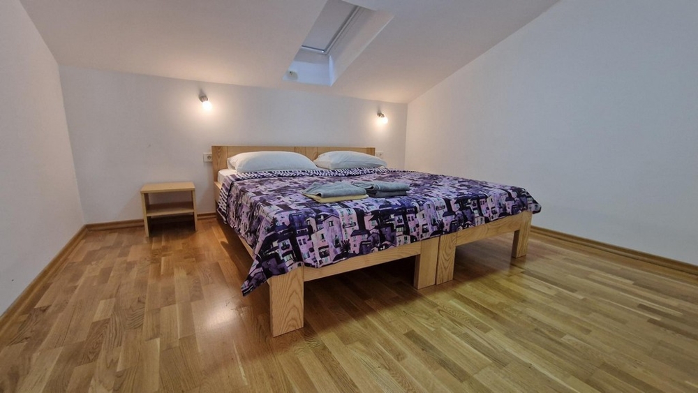 Második hálószoba tetőablakkal a Krk-i apartmanban