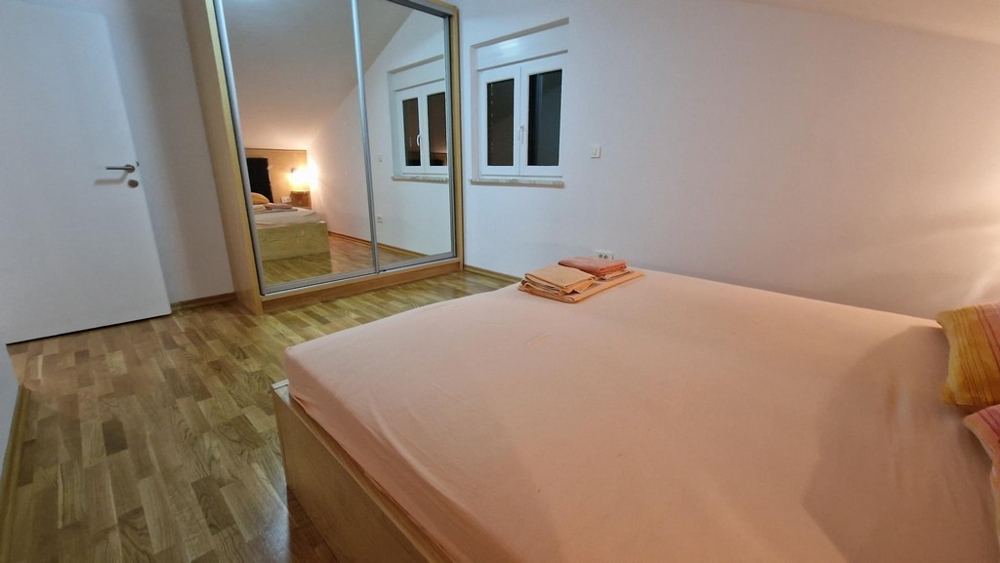 Hálószoba tükrös gardróbbal a Krk-szigeti apartmanban