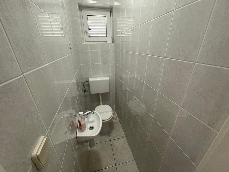 Külön WC ablakkal