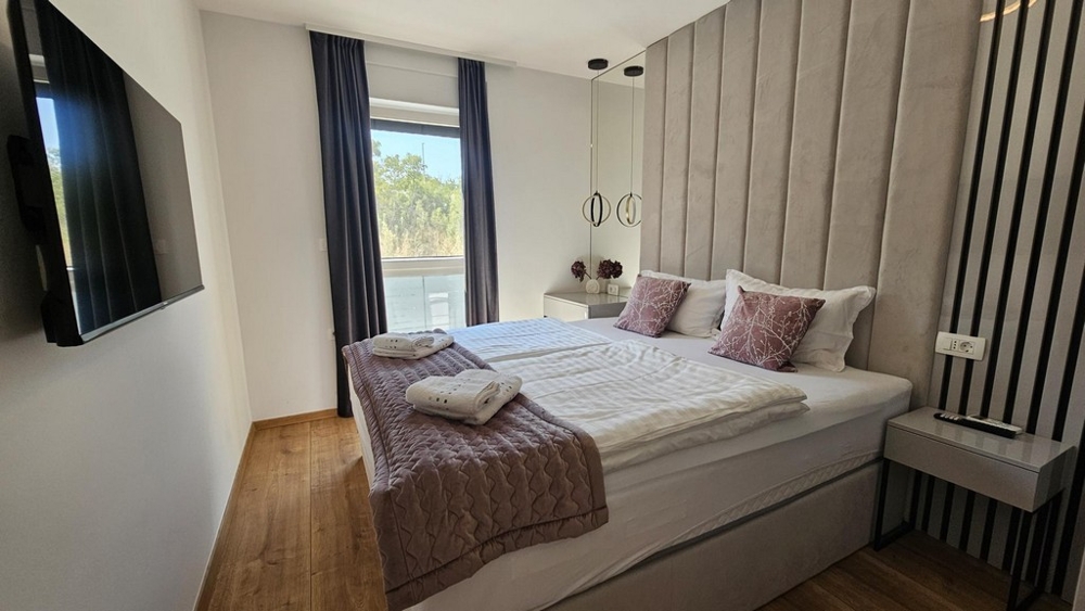 Hálószoba franciaággyal Krk szigetén található apartmanban