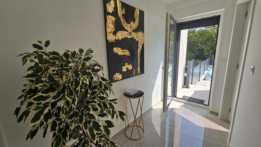 Az apartman bejárata, teraszkapcsolattal