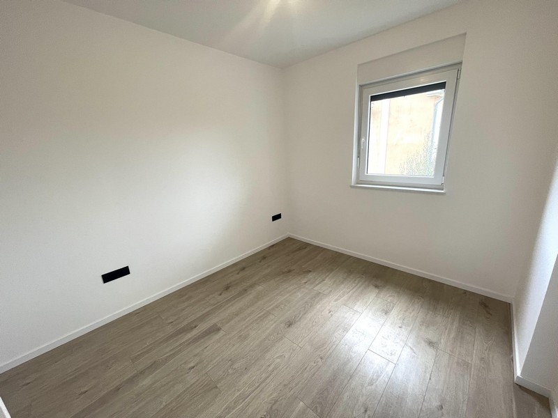 Hálószoba ablakkal a kertre