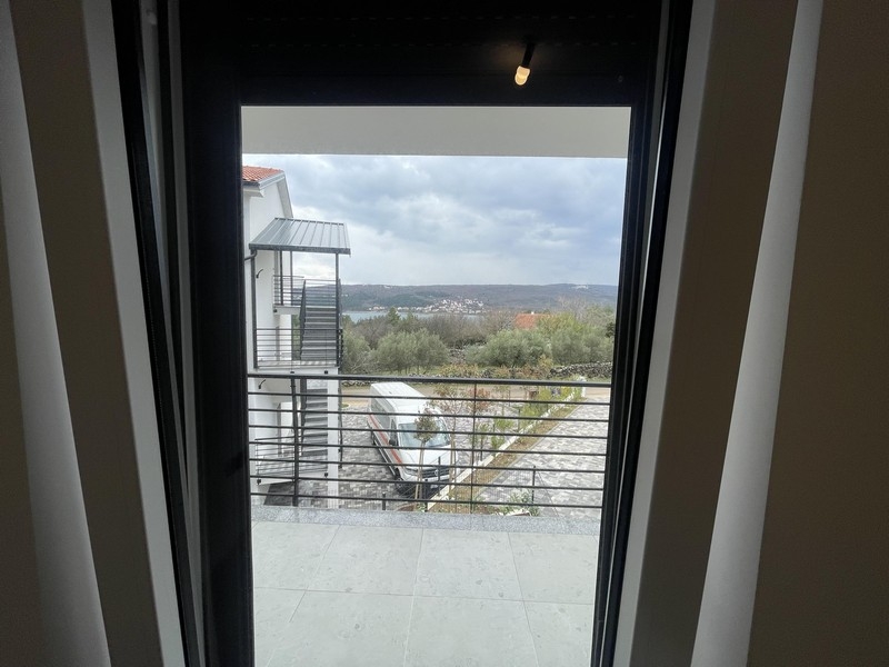 Kilátás a teraszajtón keresztül a zöldövezetbe