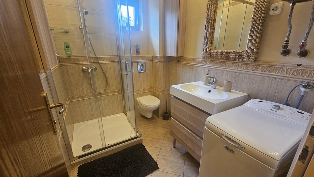 Fürdőszoba zuhanyzóval, WC-vel és mosógéppel